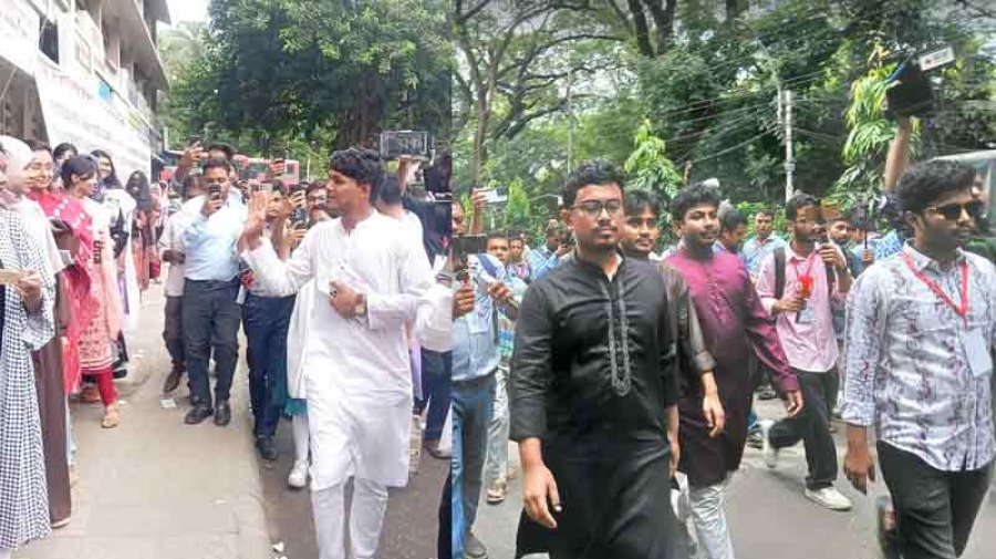 সকাল থেকে কেন্দ্র পরিদর্শনে ব্যস্ত ভিপি প্রার্থীরা
